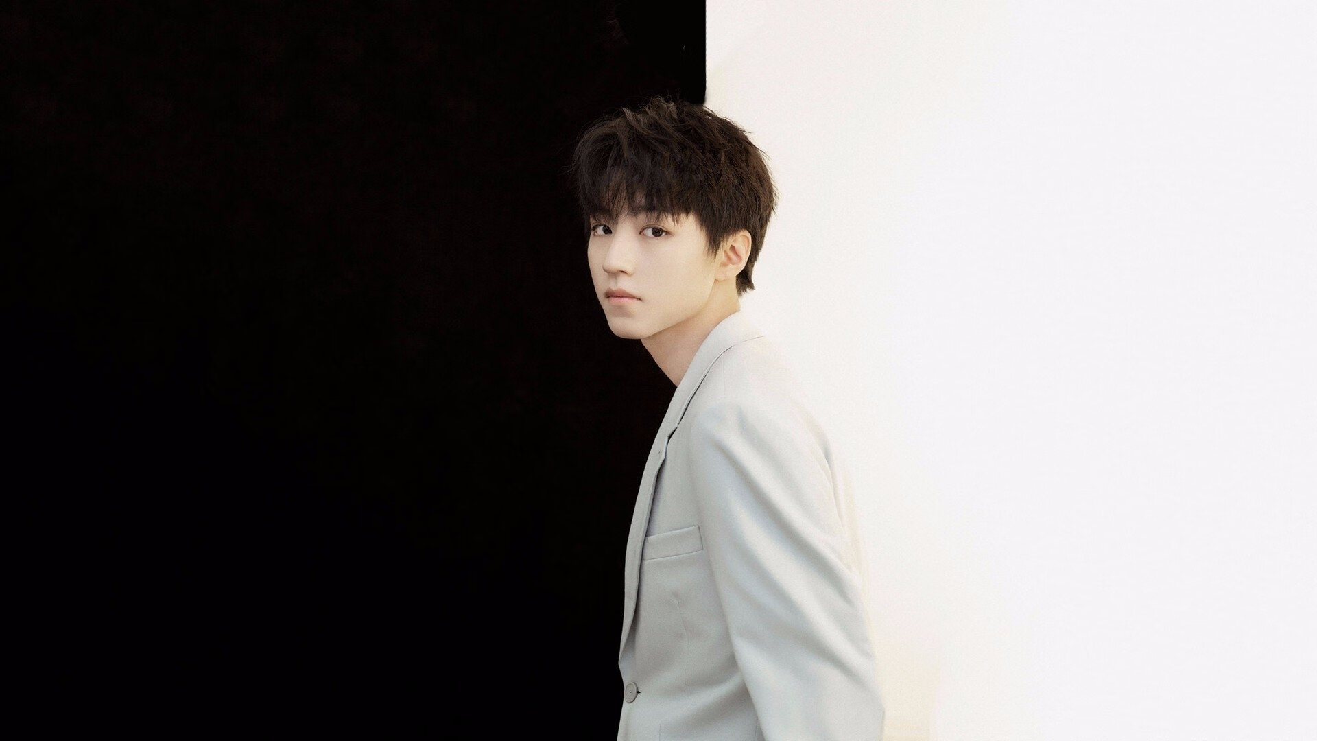 星空体育app官网入口-哈登突破分球助攻队友轻松得分，哈登带球突破